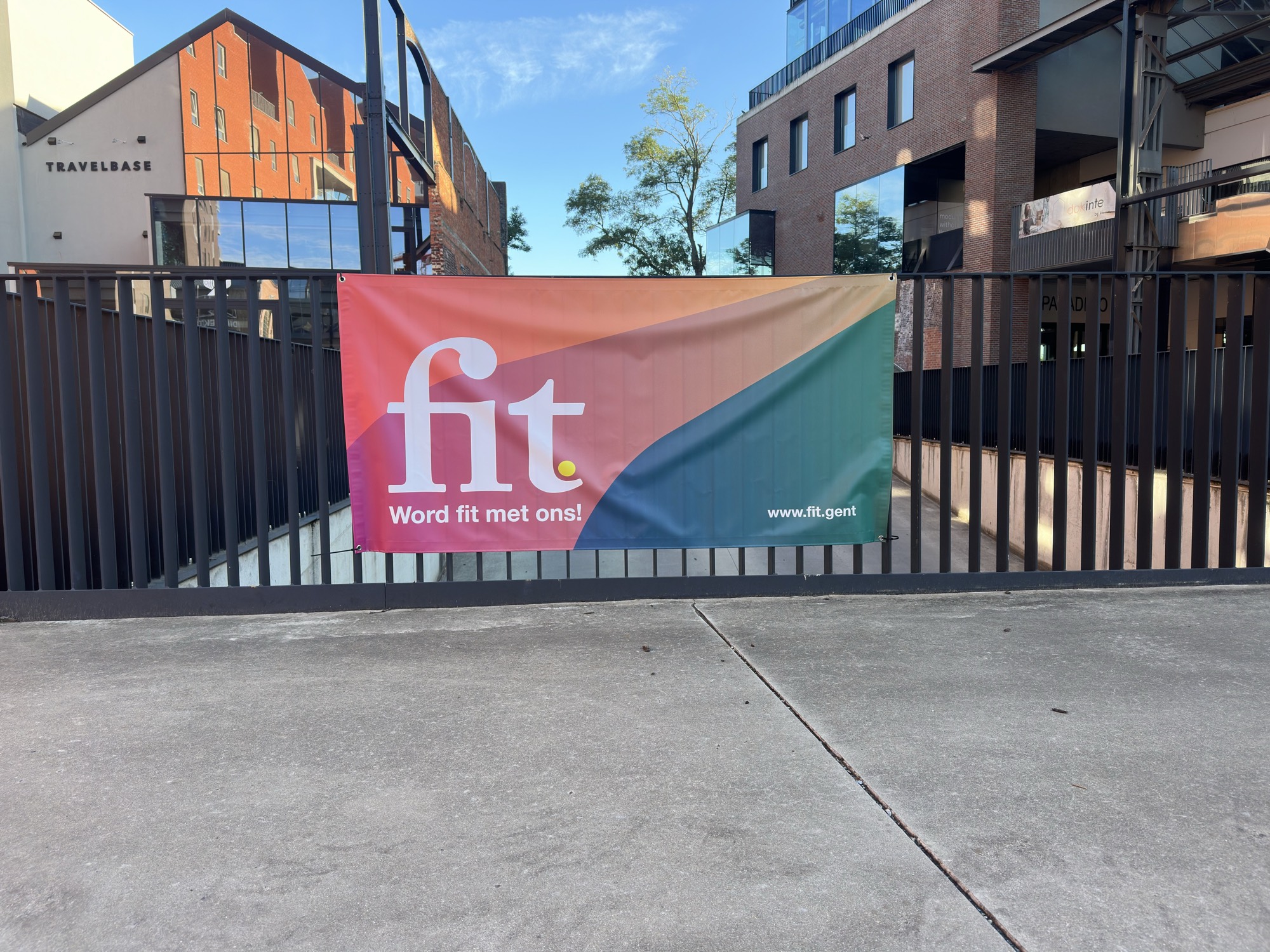 Fit Gent banner opgehangen aan Dok Noord